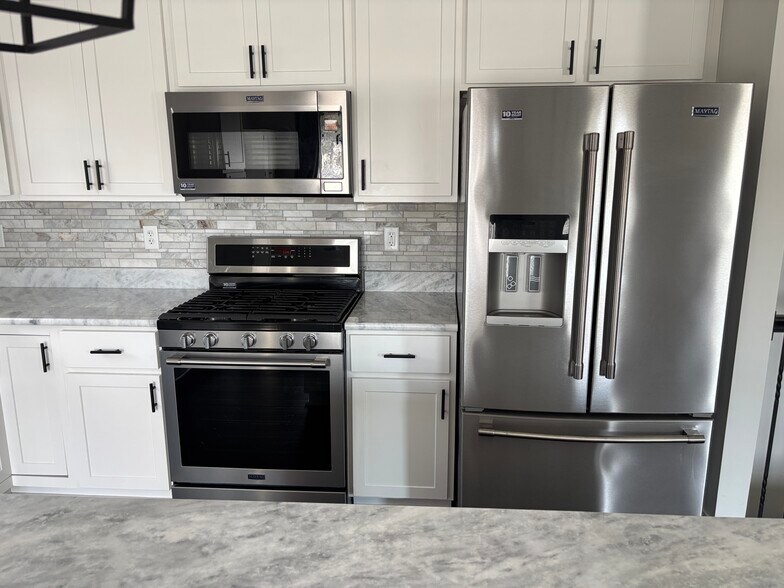Kitchen appliances - 1013 Oakmont Ln