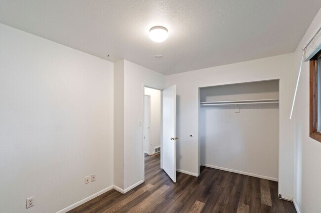 Building Photo - 833 Ponderosa Dr