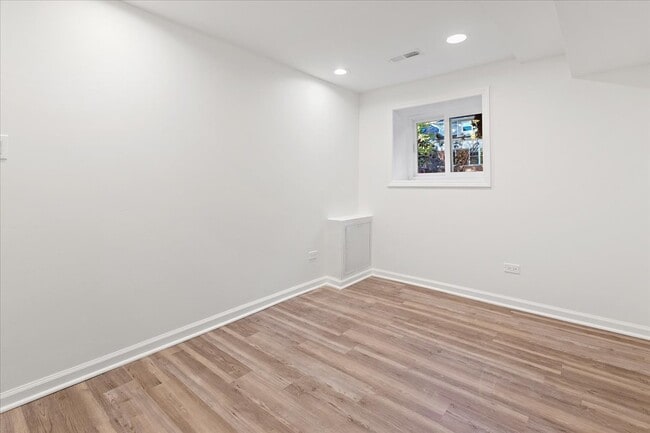 Building Photo - 2221 W Winnemac Ave