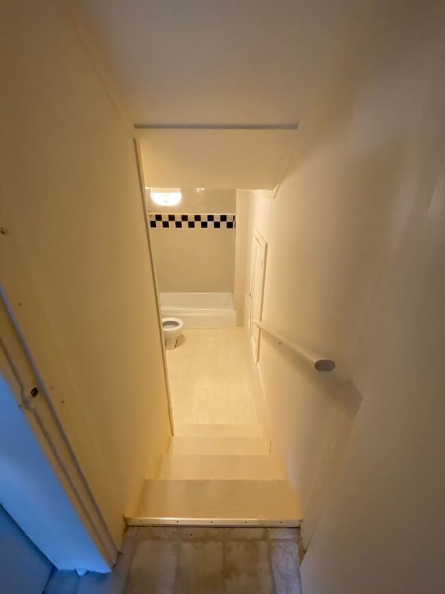 Building Photo - Quiet Forested 1 Bedroom Unit