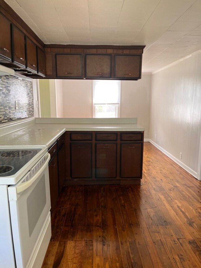 Building Photo - 2 bedroom home in Historic Downtown Walking District of Morehead City with fenced in yard