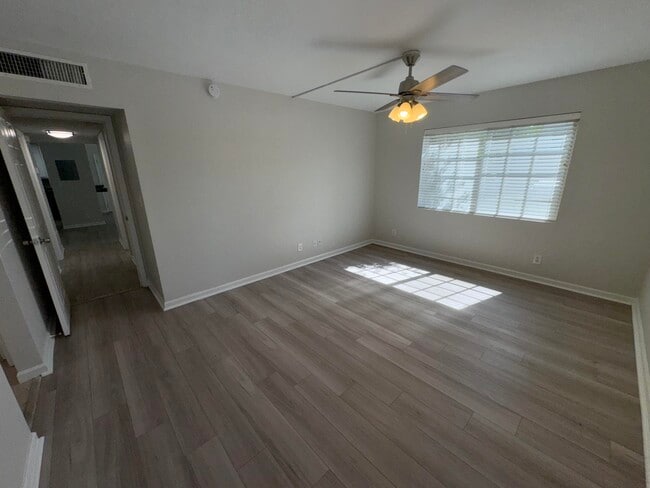 Building Photo - 102 N Lakeside Dr