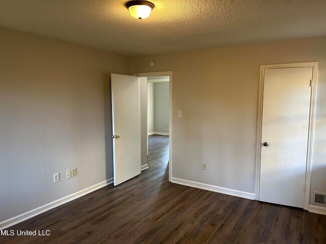 Building Photo - 842 Farmington Dr N