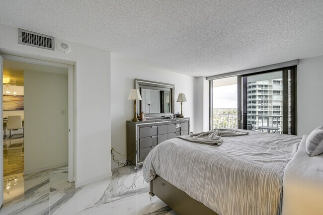 Building Photo - 320 Seaview Ct