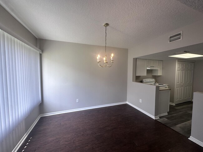 Building Photo - 2929 Fan Palm Dr