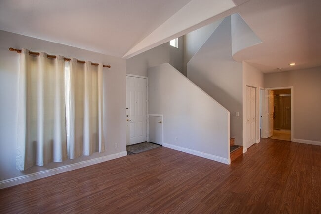 Building Photo - 4 bedroom 3 bath centrally located home