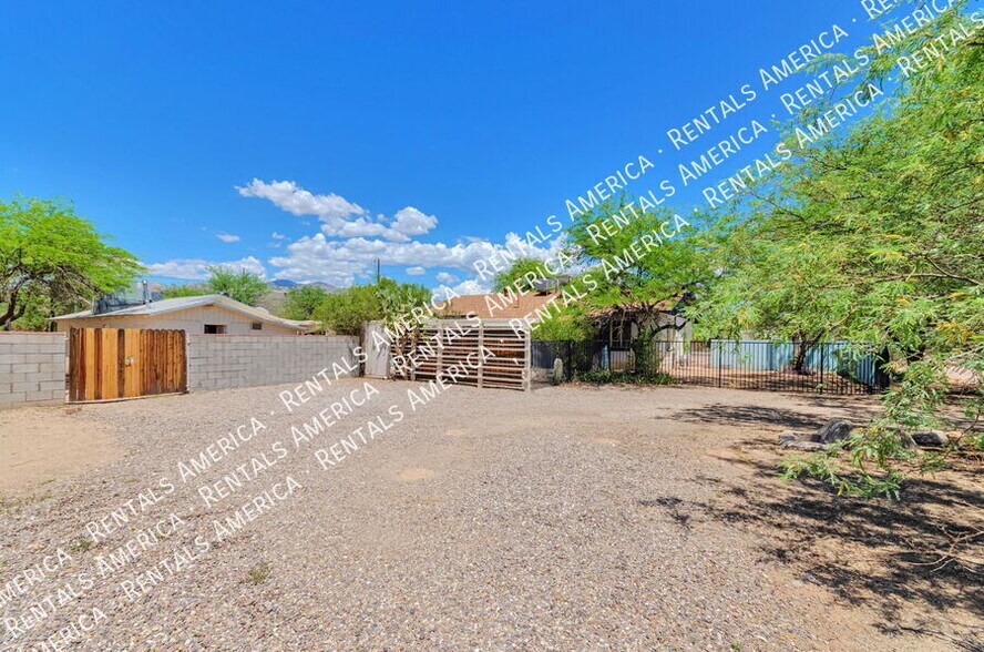 Building Photo - 3733 N Mountain Ave