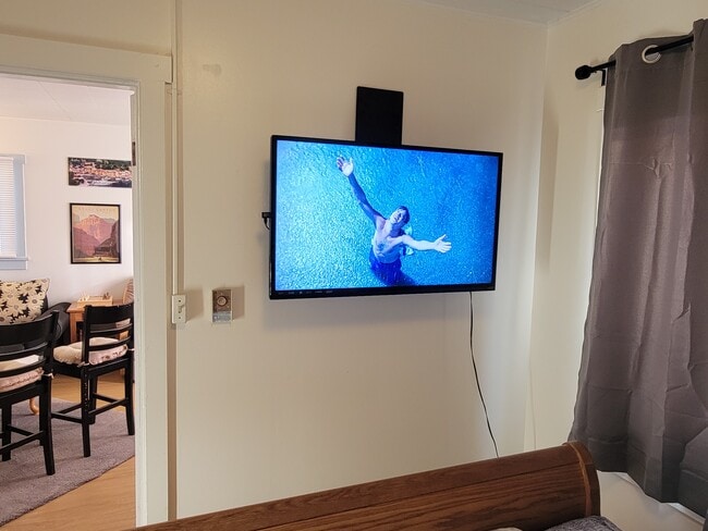 Building Photo - 211-212 W 13th St