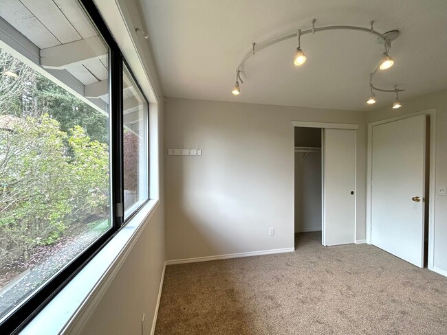 Building Photo - Beautiful 4BD Home | Fireplace, Fenced Backyard, Deck, Garage & A/C