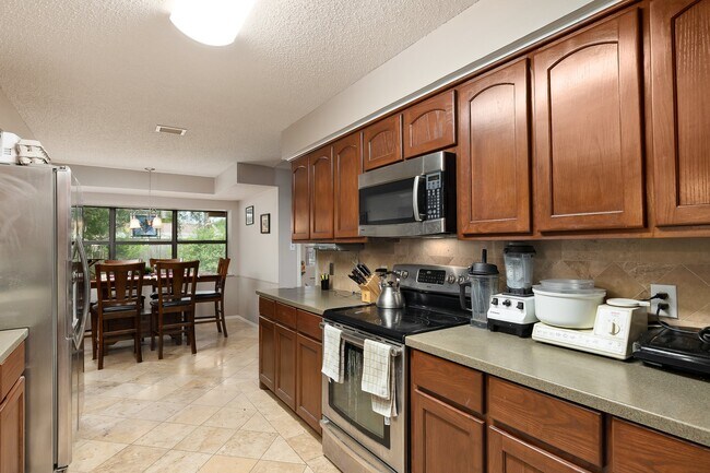 Kitchen - 2005 Point West Dr