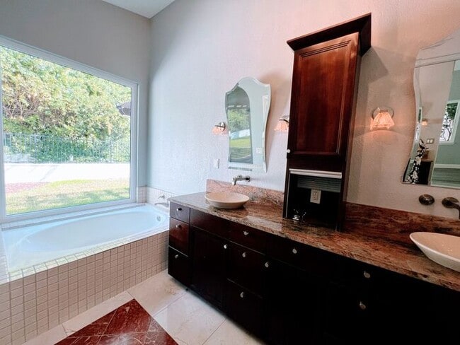 Building Photo - Breathtaking 3 Bed / 2.5 Bath Single Story...