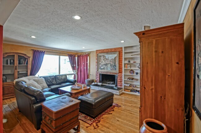 Building Photo - FULLY FURNISHED, CHARMING & AIRY, 4BR2BA MONTEMALAGA HILLTOP HOME W/ “QUEENS NECKLACE” VIEWS, 2-C...