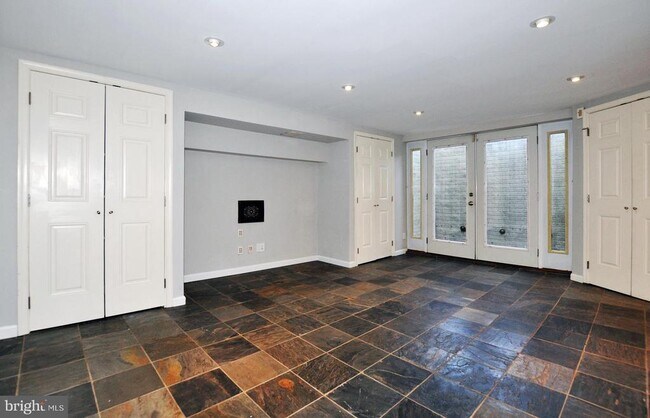 Building Photo - 4630 River Rd