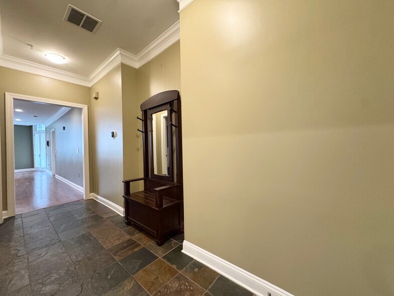 Building Photo - 2929 McGee Trfy