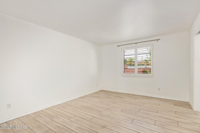 Building Photo - 434 S Vista Del Rio