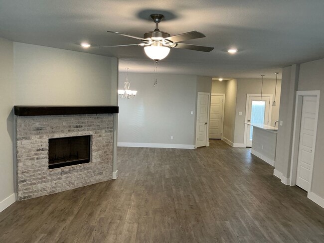 Building Photo - 4/2/2 GODLEY ISD - Two Story Home - Fireplace