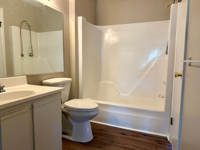 Building Photo - 2 bedroom 2nd Story Condo in Virginia Beach