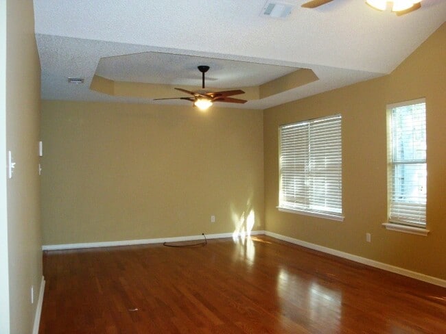 Building Photo - Comfortable 3BR/2BA Home with Open Floor Plan, Vaulted Living Room & Privacy-Fenced Backyard