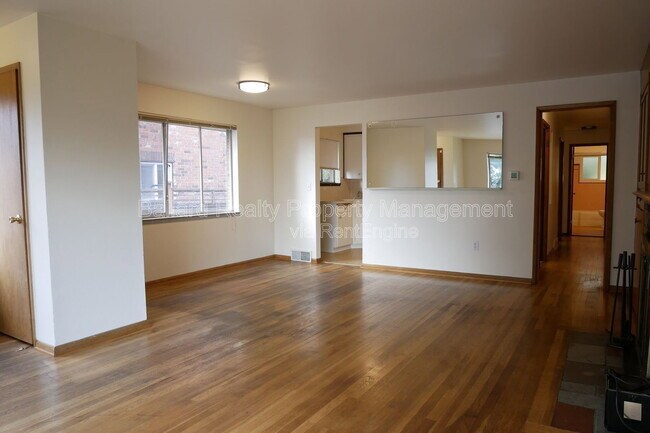 Building Photo - 708 N 80th St