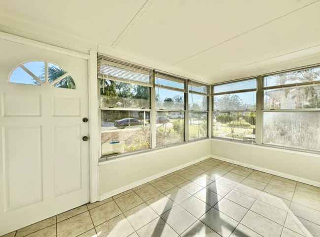 Building Photo - 5566 Kelly Dr N
