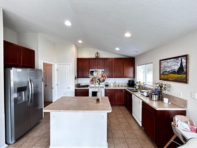 Building Photo - Newer Build 3/2 with Fenced in yard minute...