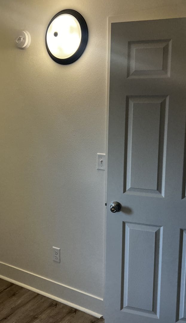 Building Photo - $950 Deposit $950 Rent