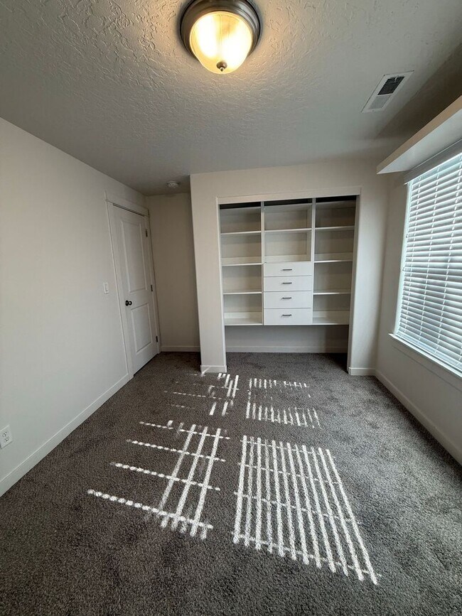Building Photo - 3 Bedroom / 2 Bathroom in NW Redmond OR