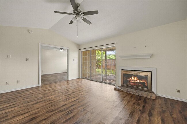 Building Photo - 2504 Brook Hollow Ct
