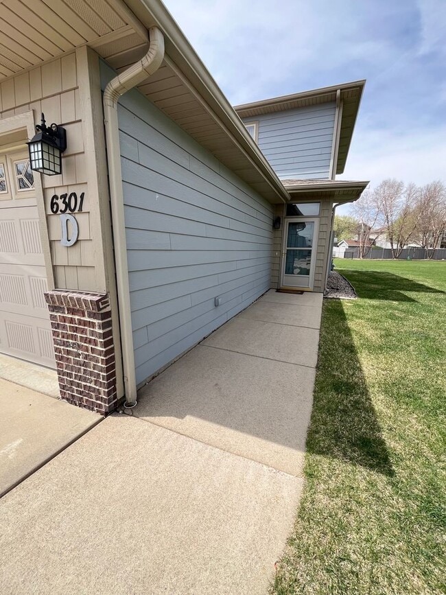 Building Photo - Ground Floor 2 Bed Condo with Attached Garage!