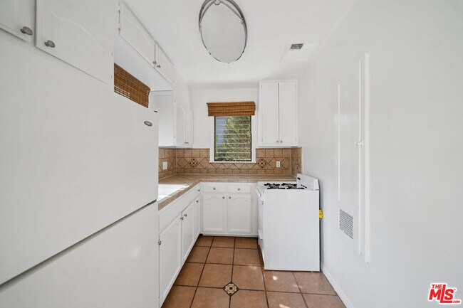 Building Photo - 612 S Dunsmuir Ave