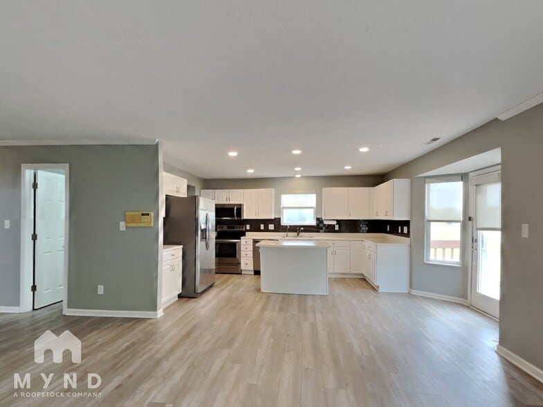 Building Photo - 6410 Hollingsworth Dr