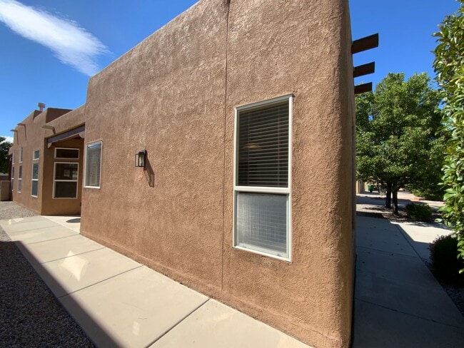 Building Photo - 3 Bedroom Single Story Home Available Near...