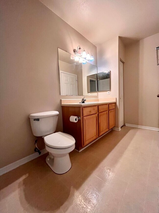 Building Photo - 1155 Villagio Cir