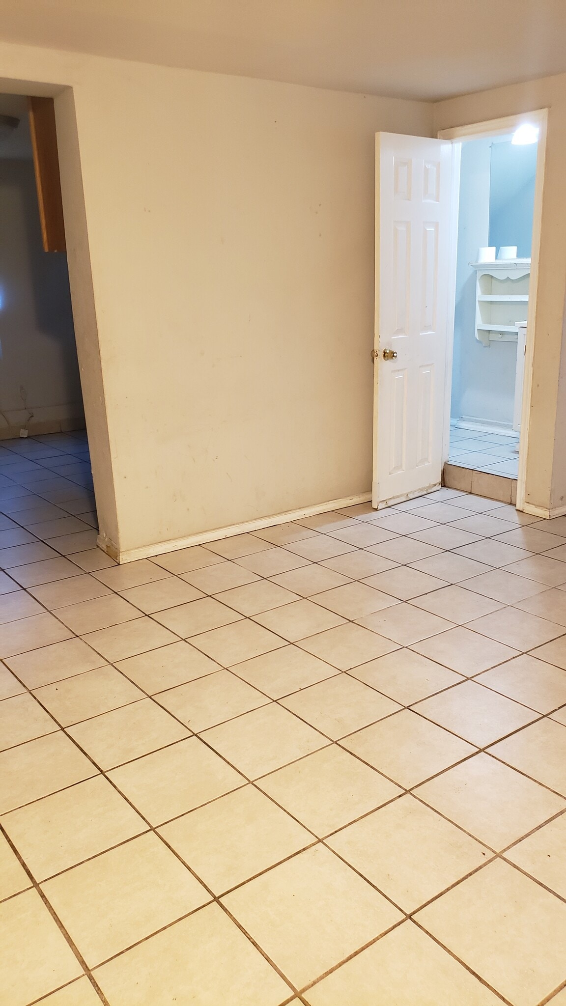 Living room - 222 W Murrill St