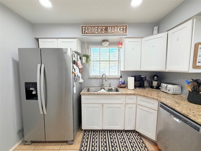 Building Photo - 14790 Cypress Dr