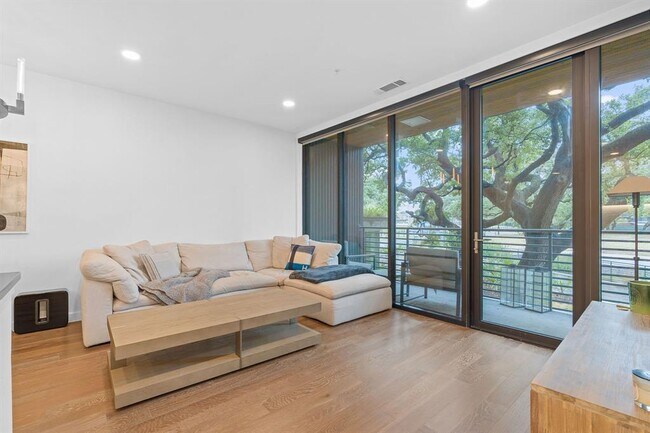 Building Photo - 900 S 1st St