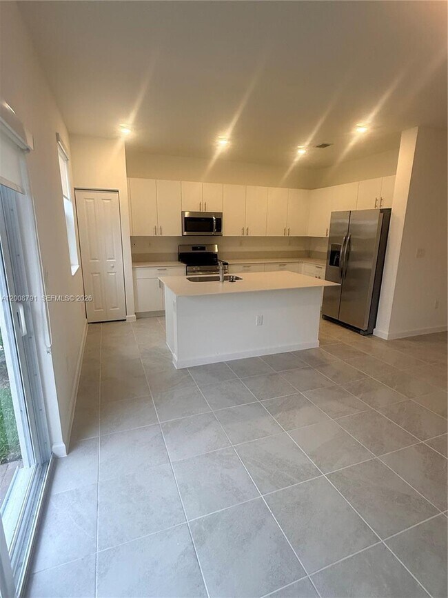 Building Photo - 2746 SE 24th Terrace