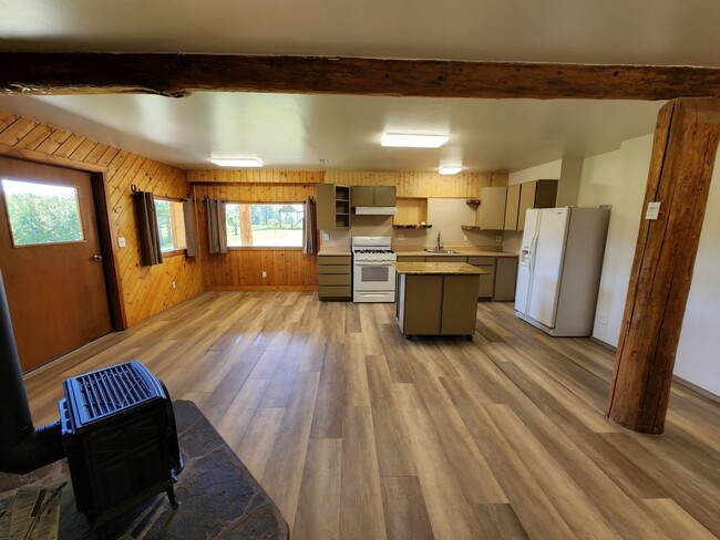 Building Photo - Wildlife abundant, log 2bdrm/1ba lower apa...