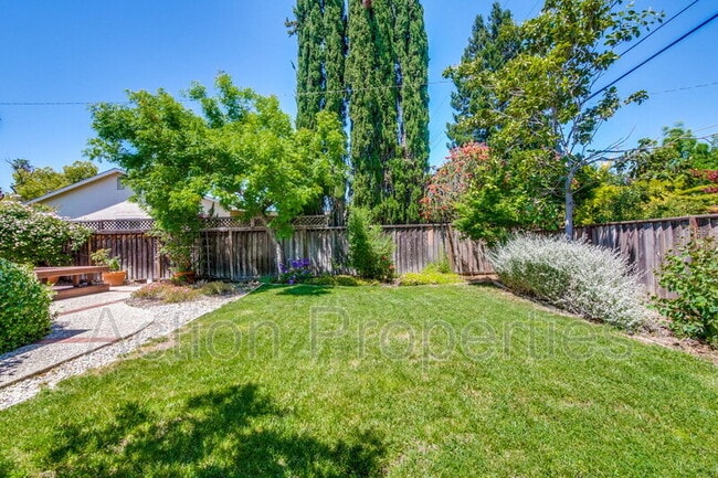 Building Photo - 1128 Kentwood Ave