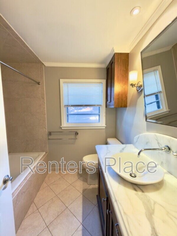 Building Photo - 3315 S Lewis Ave