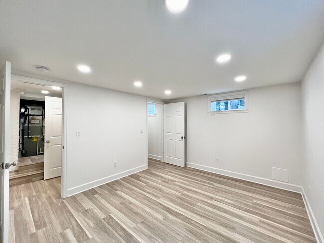 Building Photo - Newly Renovated 3 bed 2 bath With Huge Bac...