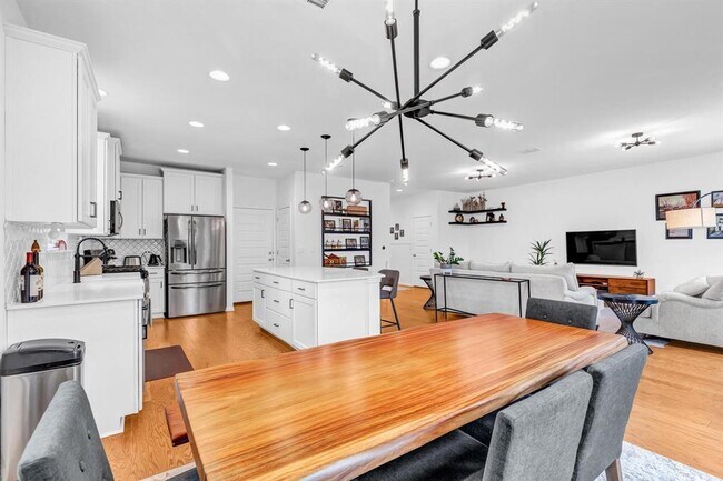 Building Photo - 10825 Blacket Dr