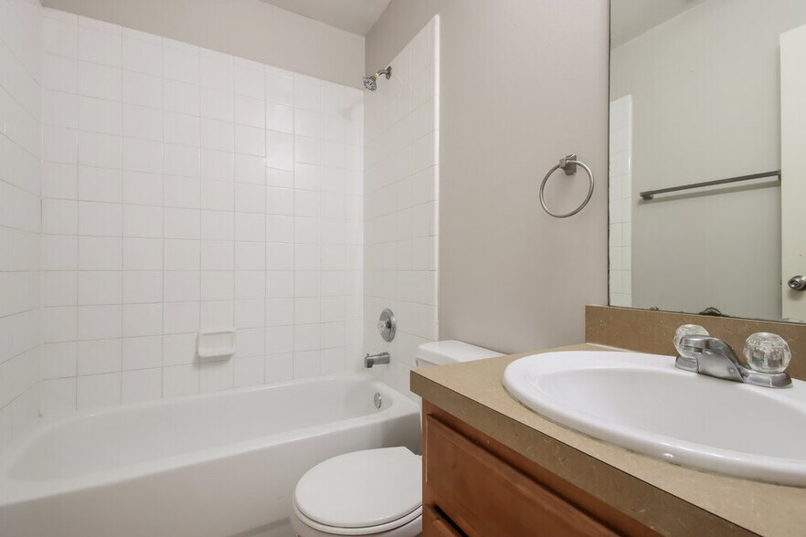 Building Photo - 21243 Linden House Ct