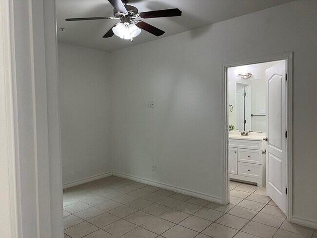 Building Photo - 1511 Don Camilo Blvd