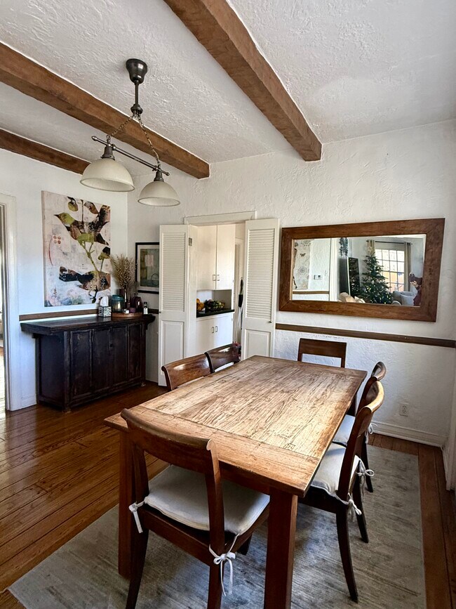 Building Photo - 471 S La Peer Dr