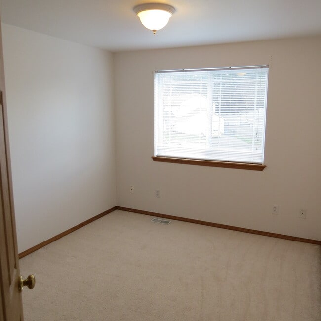 Building Photo - Beautiful 3 Bedroom, 2.5 Bathroom Home on ...