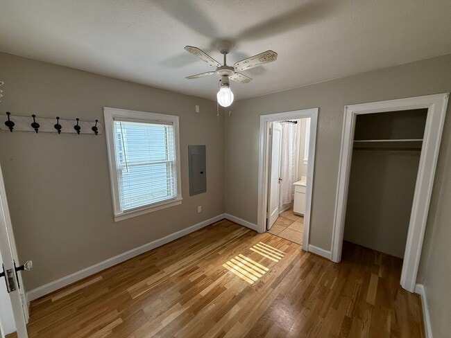 Building Photo - Charming Vintage Home in the Desirable Cam...