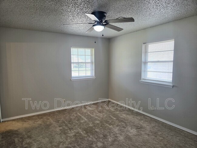 Building Photo - 904 E Hills Dr