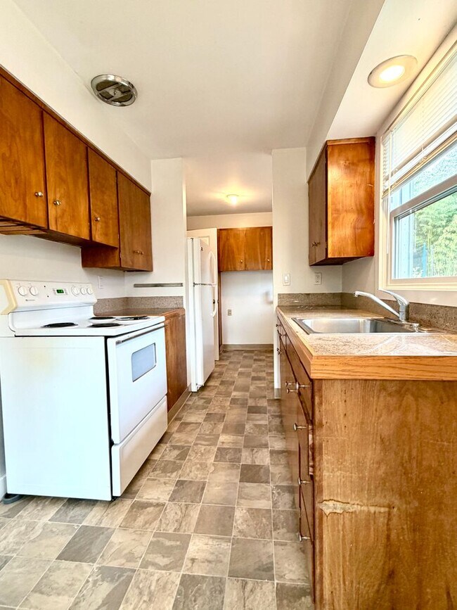Building Photo - 6125 S Hood Ave