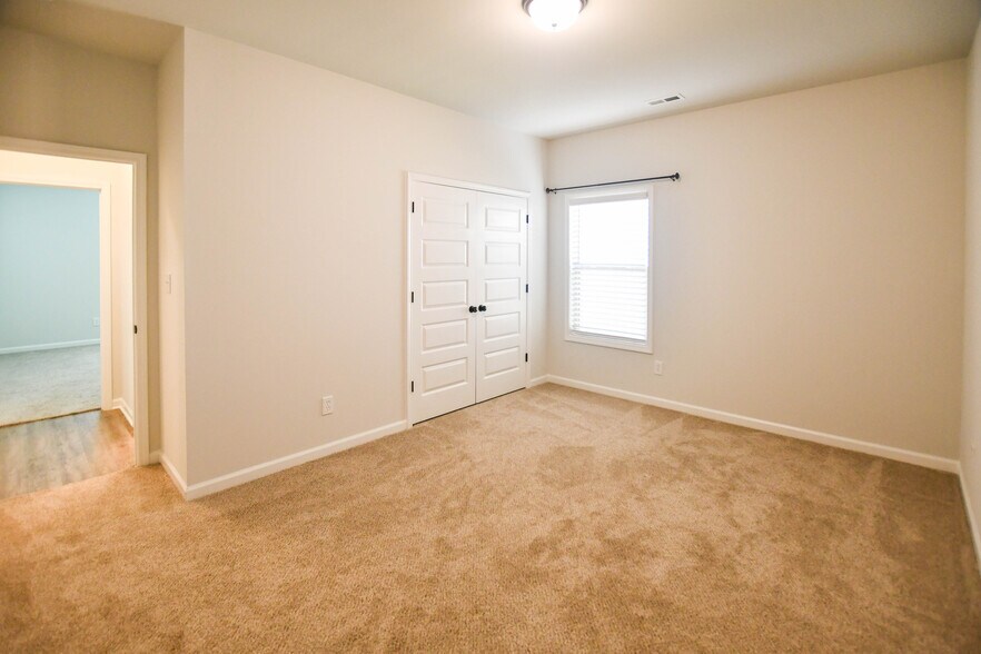 Building Photo - 163 Kingswood Dr